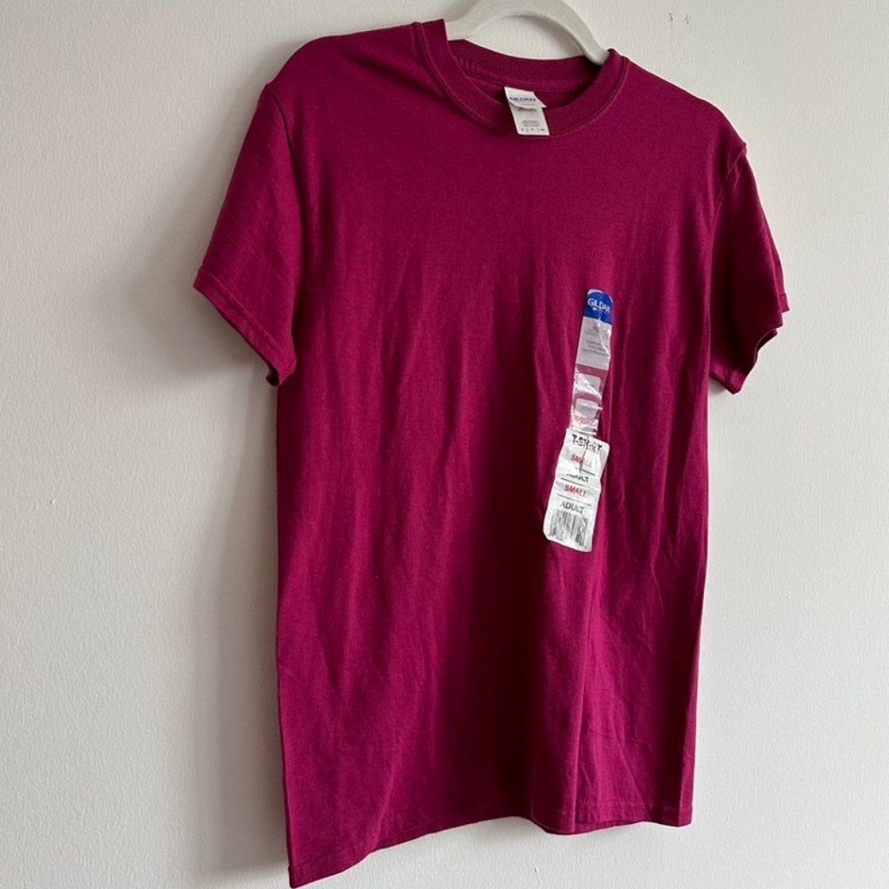 Gildan - Raspberry colored T-Shirt | Tee | Size Small (NWT) - Picture 3 of 4